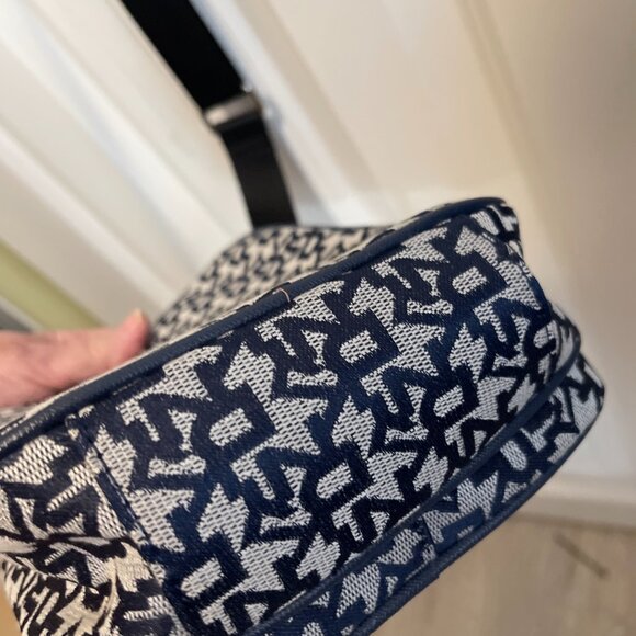 DKNY cute small little carry bag to sling over your shoulder with flair - Picture 6 of 9